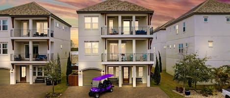 Hidden Treasure - 6-seat Golf Cart FREE during your stay! 2 minutes to the beach. Sleeps 22, 8 bedrooms, 7 bath, and 15 beds. Game room and bunk rooms. Heated pool steps from the house!