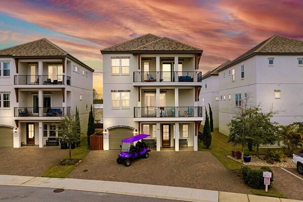 Hidden Treasure - 6-seat Golf Cart FREE during your stay! 2 minutes to the beach. Sleeps 22, 8 bedrooms, 7 bath, and 15 beds. Game room and bunk rooms. Heated pool steps from the house!