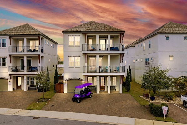 Hidden Treasure - 6-seat Golf Cart FREE during your stay! 2 minutes to the beach. Sleeps 22, 8 bedrooms, 7 bath, and 15 beds. Game room and bunk rooms. Heated pool steps from the house!