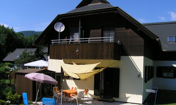 Terrasse und eingezäunter Garten