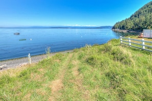 Swim, kayak, tidepool and stroll on the public beach, just a 4 minute walk.