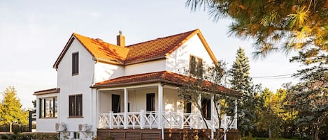 La Maison des Prés, un cottage de style provençale face au lever du soleil