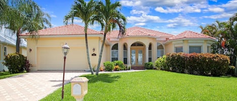 Vacanza Rentals - The Hammock - Front entrance