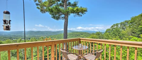 Campton Vacation Rental | 2BR | 2.5BA | 1,434 Sq Ft | Steps Required to Access