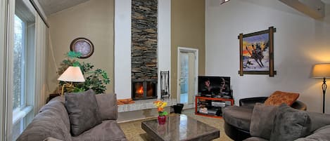 Living room w/fireplace