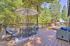 Deck | Gas Grill | Outdoor Dining Area