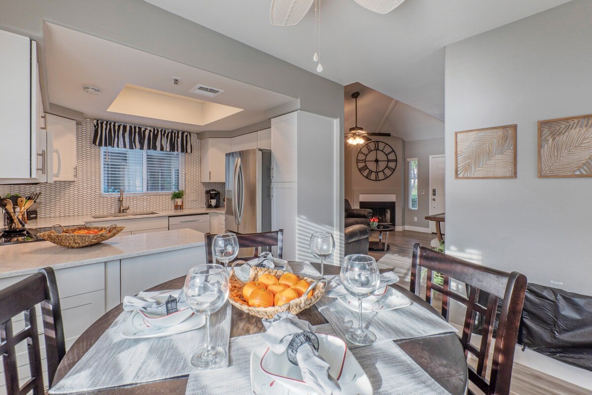 Chandler LAKE View Condo: Comm Htd POOL, Spa, Pickleball, King Beds & TVs Both BRs