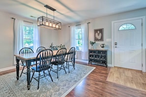 Dining Area | Dishware Provided | Single-Story Home