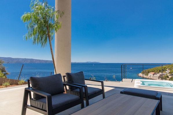 ground floor terrace with jacuzzi 5 persons