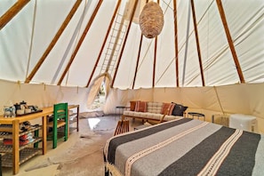 Tipi El Arbol: 1 King + couch