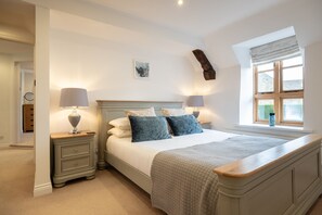 The Old Post Office Master Bedroom - StayCotswold