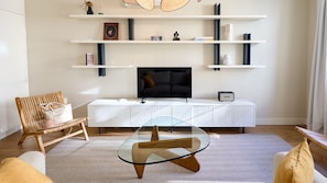 The apartment offers a SMART TV, a Bluetooth speaker, and high speed Wi-Fi.
#technology #remotework #comfort #andoliving #portugal #pt #lisbon