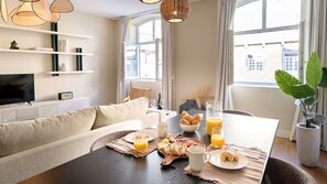 The apartment offers a spacious dining area that will comfortably fit all guests.
#diningarea #comfort #andoliving #portugal #pt #lisbon