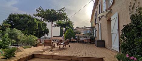 terrasse de 60m2 avec vue sur les vignes, la pinède et la Sainte Victoire