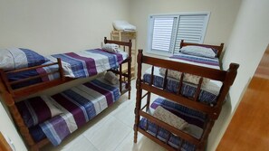 Quarto com 2 beliches, acomoda 4 pessoas.