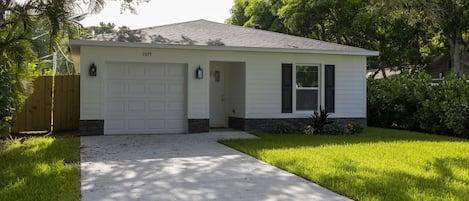 Cozy Costal Cottage - Front Exterior 