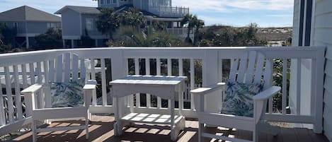 Seating area on front deck - great for watching the sunrise.