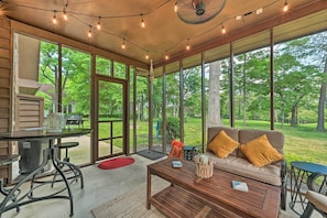 Screened-In Patio | Outdoor Seating & Dining | Golf Course Views | Free WiFi