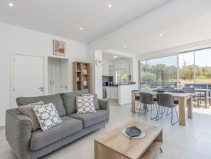 Couch, Möbel, Eigentum, Tabelle, Bilderrahmen, Pflanze, Beleuchtung, Interior Design, Wohnzimmer, Studio Couch