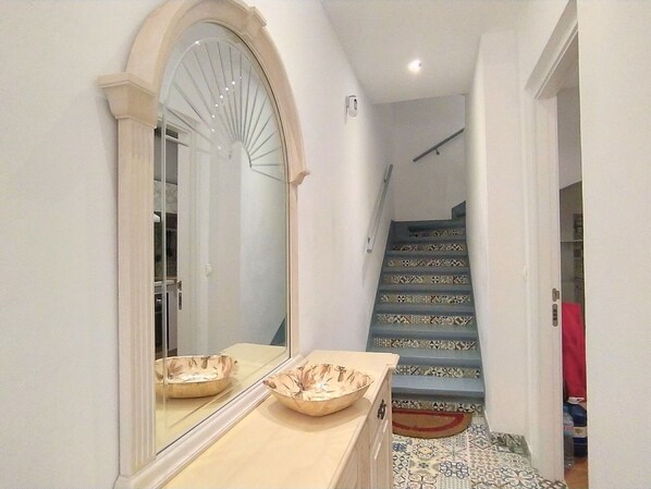 Bâtiment, Porte, Vaisselle, Escaliers, Bois, Design Intérieur, Sol, Sol, Fenêtre
