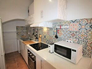 Cabinetry, Propriété, Meubles, Comptoir, Cuisinière, Évier, Cuisine, Design Intérieur, Éclairage, Appareil De Cuisine