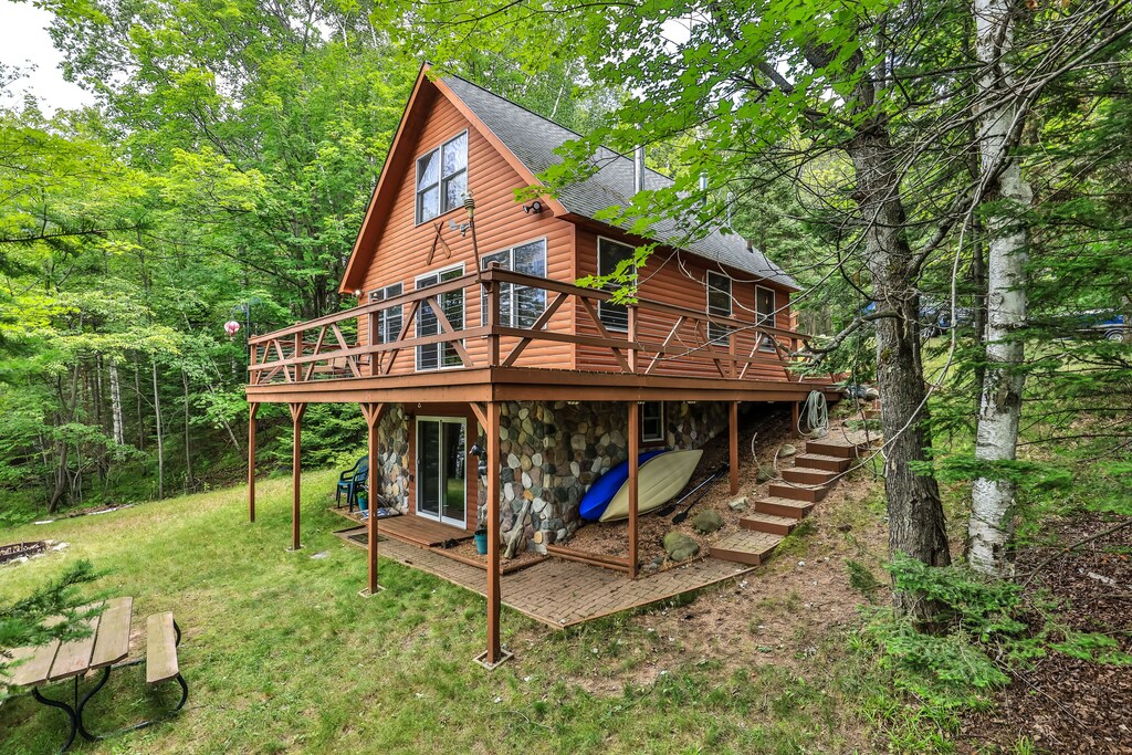 Dogfriendly, lakefront cabin w/ kayaks, washer/dryer, firepit, grill
