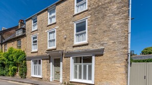 Front view on Sheep Street, Merchant House, Bolthole Retreats