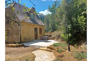 La terrasse privative et l'accès au parking.