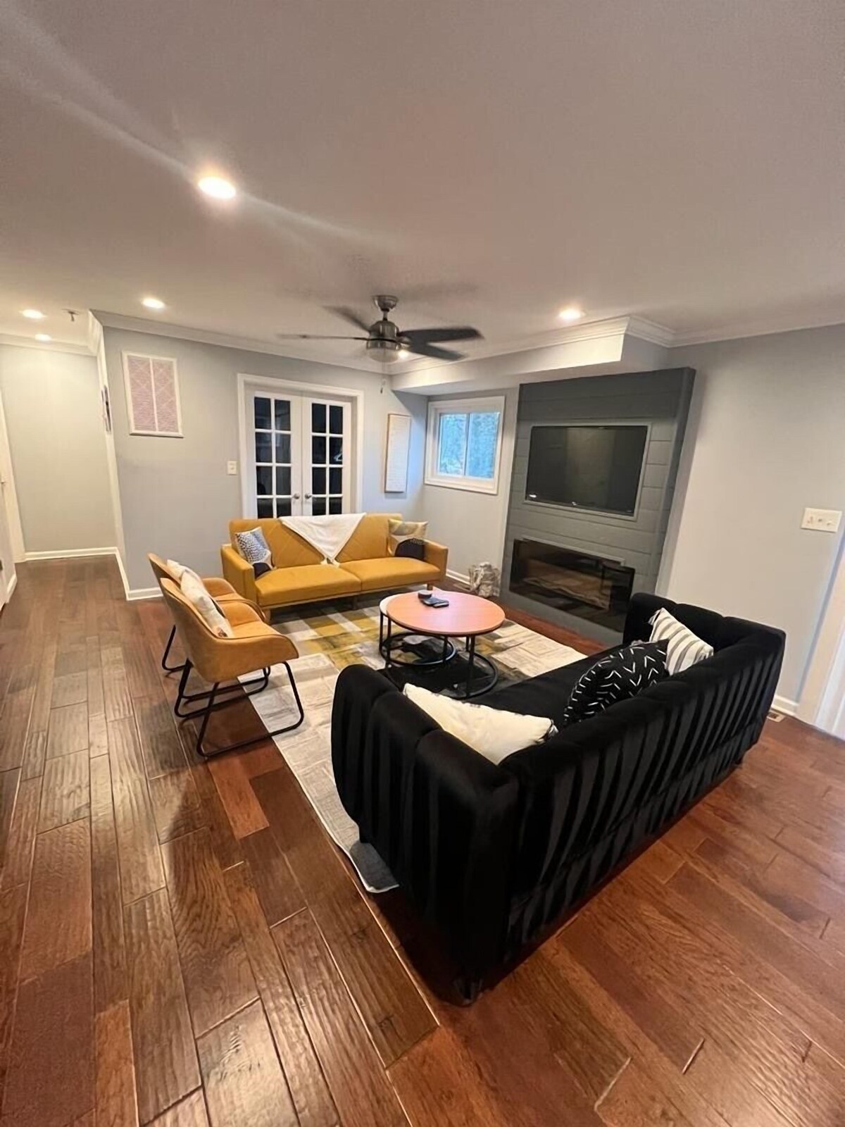 15 min to DC 10 min to Tyson’s 4bed+den3.5ba 2 car garage SFH