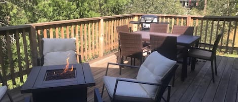 Fire Pit seating and dining areas on the deck. GAS FIREPIT & GAS BBQ: Propane not included. Guests are responsible for supplying their own propane for the use of these amenities. Unit 13 Lot 351 Vacation Rental (Grizzly Blair Lodge)