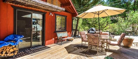 Deck seating & umbrella. Unit 8 Lot 9, The Hideout, Pine Mountain Lake Vacation Rental.