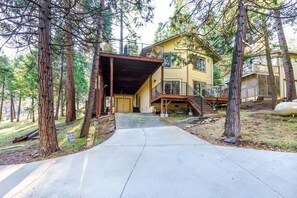 Driveway and parking. (Pine Mountain Lake Vacation Rental, Unit 2 Lot 445, The Treetops)