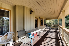 Back Deck. Unit 4 Lot 45 Vacation Rental (Casa Del Lago)