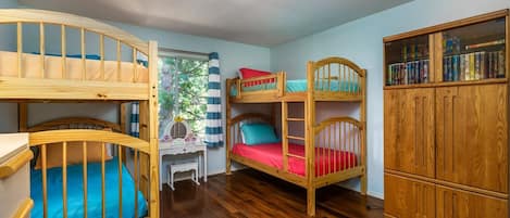 Furniture,Bed,Bunk Bed,Indoors,Bedroom