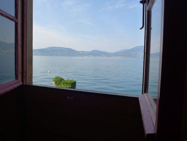 Water, Cloud, Sky, Building, Wood, Mountain, Shade, Lake, Tints And Shades, Horizon