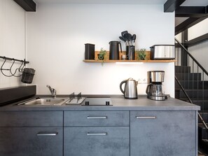 Cabinetry, Robinet, Evier, Évier, Comptoir, Propriété, Meubles, Cuisine, Noir, Éclairage