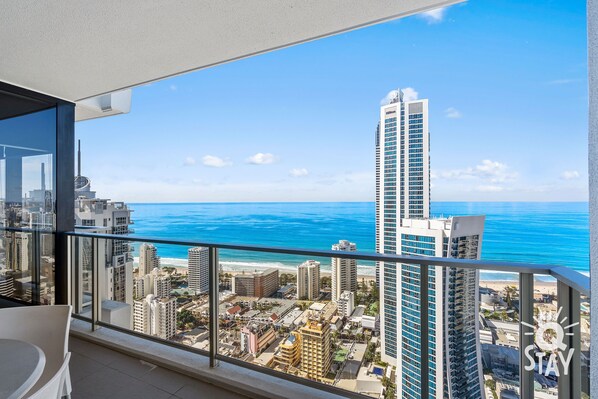 Balcony features glittering ocean views 🏝