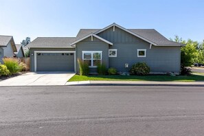 Charming neighborhood toward the end of a cul-de-sac