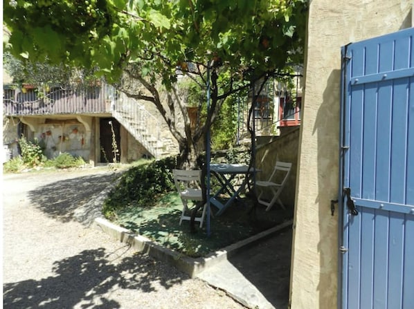 le jardinet, oĂč vous pourrez dĂ©jeuner abritĂ© par une treille et un olivier.