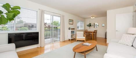 Located in the adorable Seabright neighborhood, just 15 minutes away from the Santa Cruz Boardwalk and beach by foot.