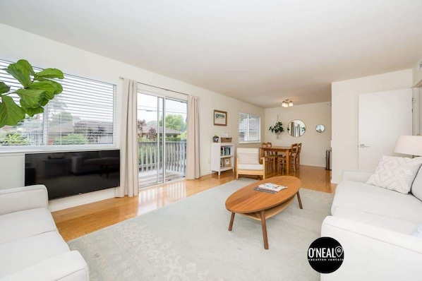 Located in the adorable Seabright neighborhood, just 15 minutes away from the Santa Cruz Boardwalk and beach by foot.