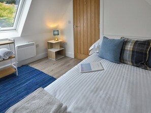 Double bedroom | Harris Cottage - Aberfeldy Cottages, Aberfeldy, near Pitlochry
