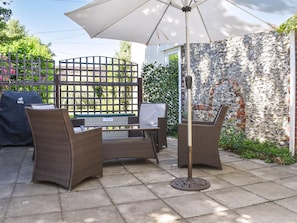 Sitting-out-area | Sunbury Cottage, Clanfield, near Petersfield