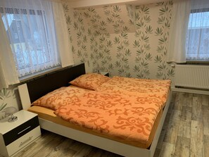 Schlafzimmer 1