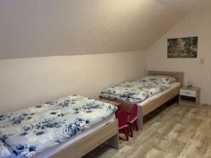 Schlafzimmer 3 mit Durchgang zum Schlafzimmer 2