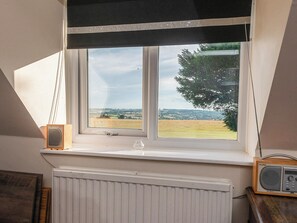 Living room/dining room | Apartment Hole 18 3/4, Stroud
