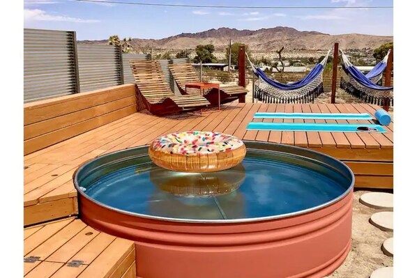 8' filtered Cowboy Tub, hammocks, lounge chairs, pool towels 