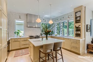 Fully-equipped kitchen with island