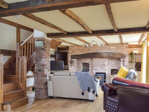 Living room/dining room | Ysgubor Hir, Trefeglwys, near Llanidloes