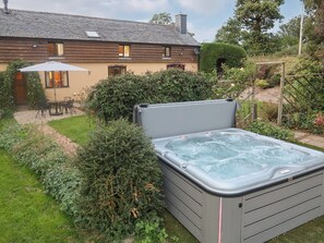 Hot tub | Ysgubor Hir, Trefeglwys, near Llanidloes